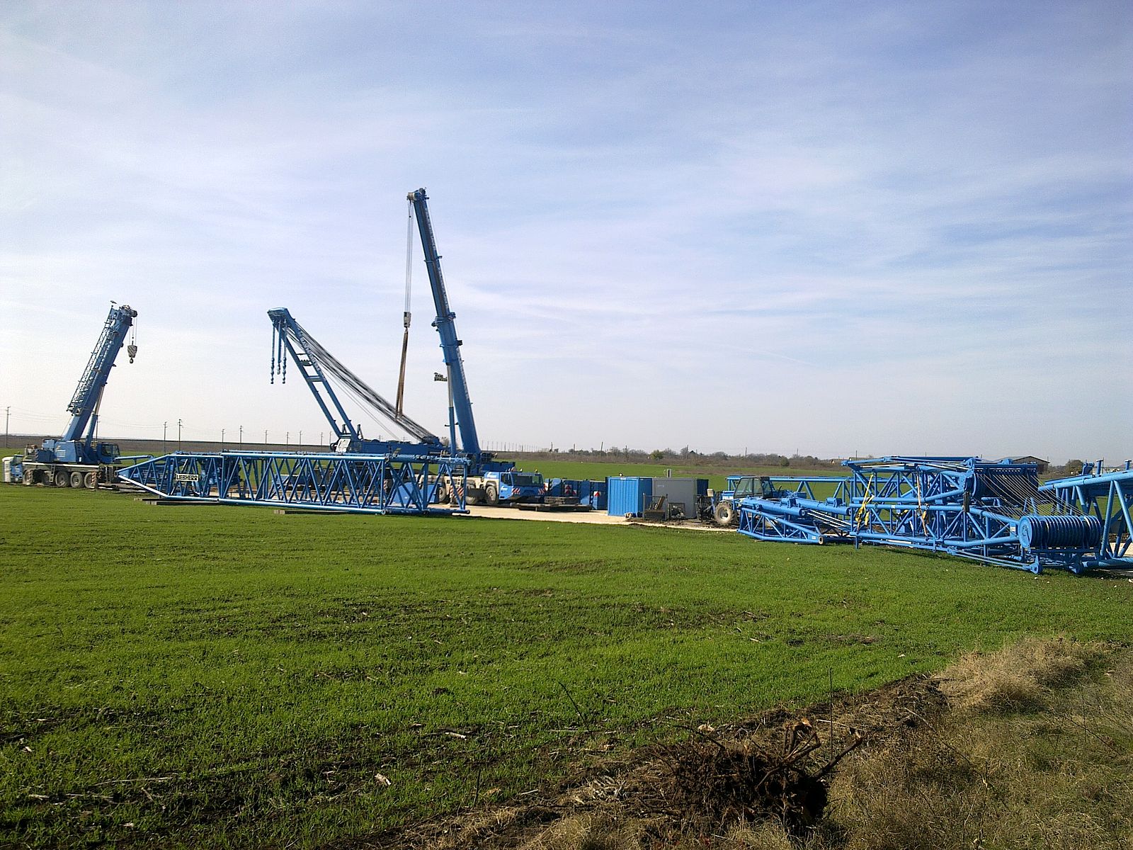 Lattice crane being assembled on the Balchik Wind I site, 2010