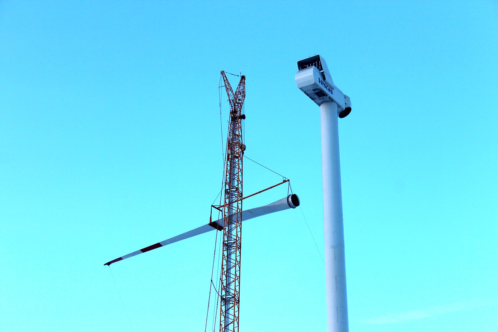 Rotor blade being lifted to the Balchik Wind III nacelle