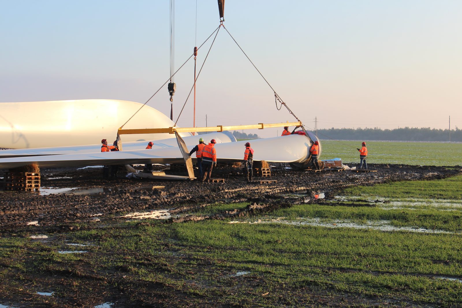 Crew in hi-vis preparing the rotor blades for the lift at Balchik Wind II
